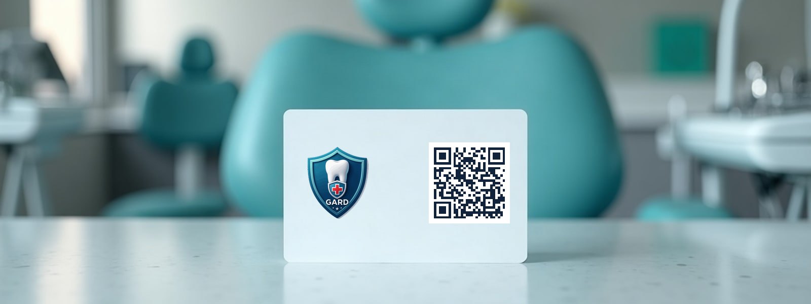 Una tarjeta con el escudo de GetAReal.dentist y su código QR, apoyada en el mostrador de un consultorio dental.